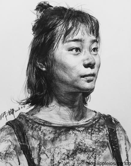 碳条女青年素描头像画